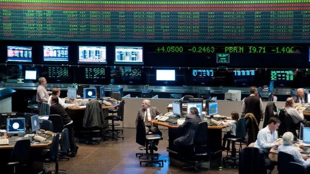 A dos días de las elecciones, caen los bonos soberanos y sube el riesgo país