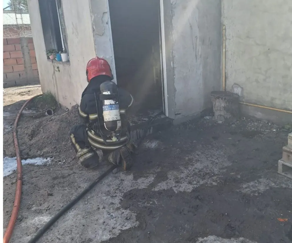 Dejó a sus hijos solos, se pusieron a jugar con fuego y se incendió la vivienda