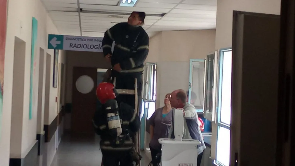 Video: bomberos fueron por una urgencia al hospital de Viedma