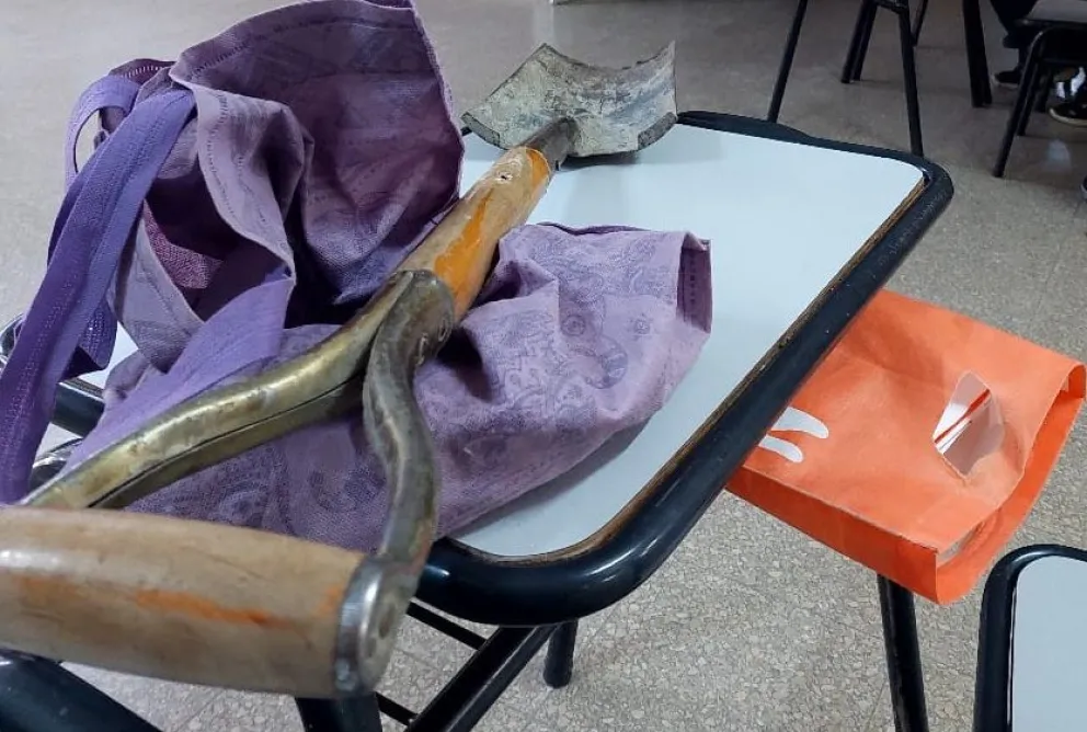 La perlita del día: un hombre fue a votar y dejó una pala arriba de una mesa