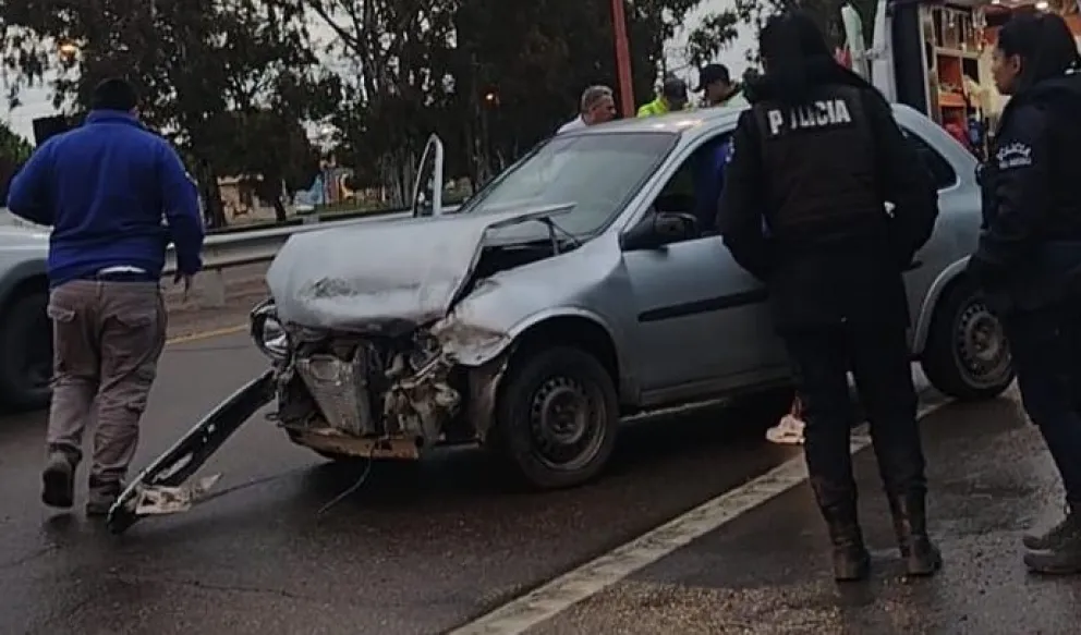 Se produjo un brutal accidente en la Ruta 3: se llevaron al conductor en una ambulancia
