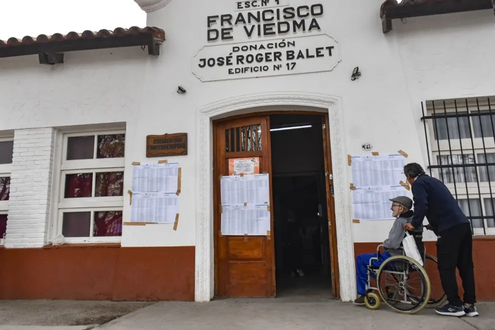 Los adultos mayores dicen presente en cada una de las escuelas donde se está votando