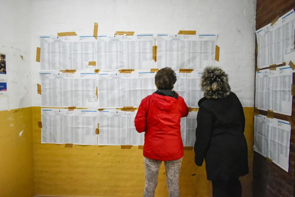 Importante paridad entre Massa y Milei, y lejos Bullrich en las primeras mesas