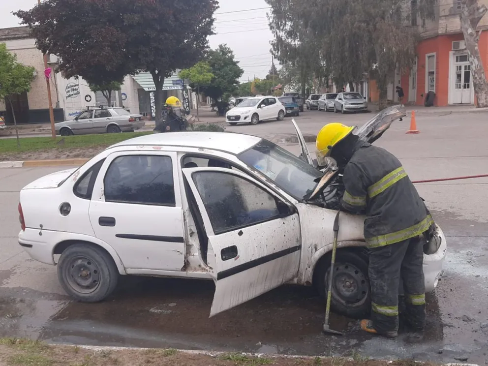 Susto mayor para un automovilista que sufrió un incendio de motor en su vehículo 