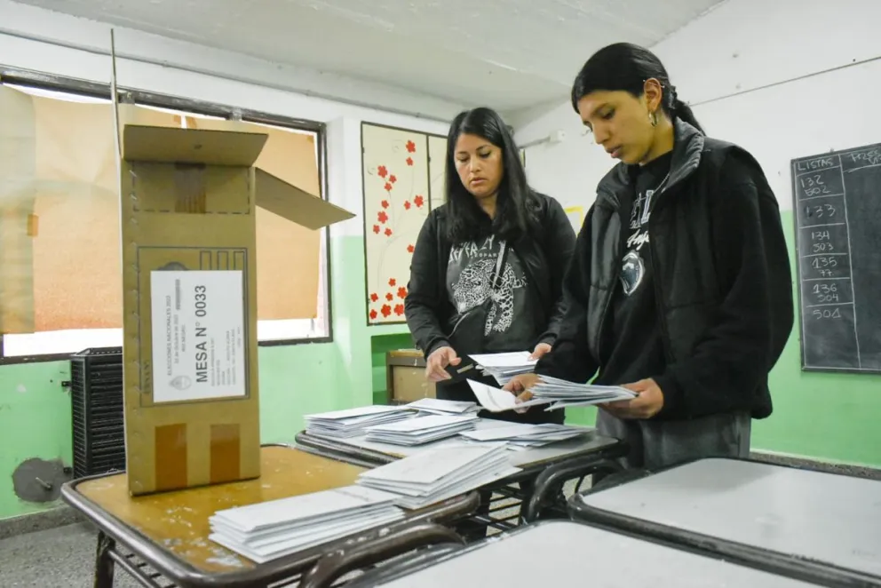 Ya están abiertas las urnas en las escuelas