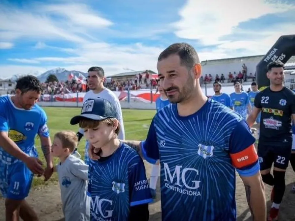 Rodrigo Mora debutó en la Liga Regional de Bariloche: convirtió dos goles en el triunfo de su equipo
