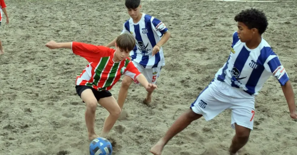 El fútbol playa fue uno de los atractivos del fin de semana en Viedma