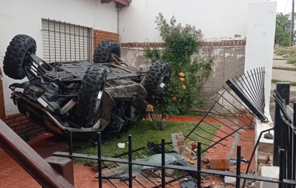 Al borde de la tragedia: un borracho se metió con un buggy dentro de una casa