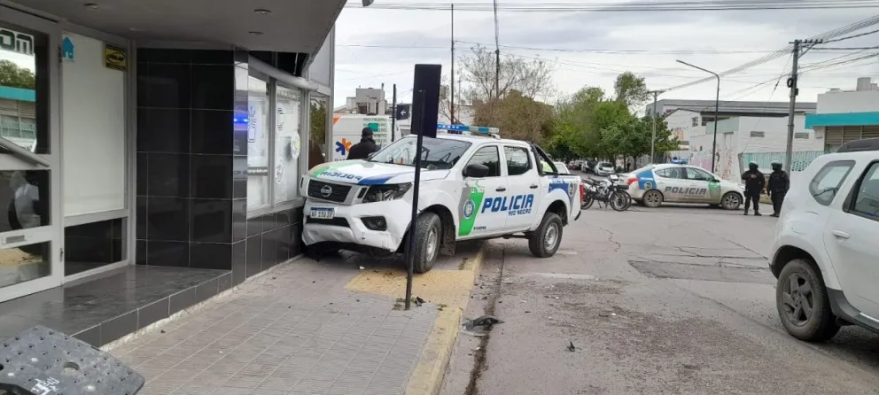 Un patrullero perdió el control por un choque y terminó en una vereda céntrica