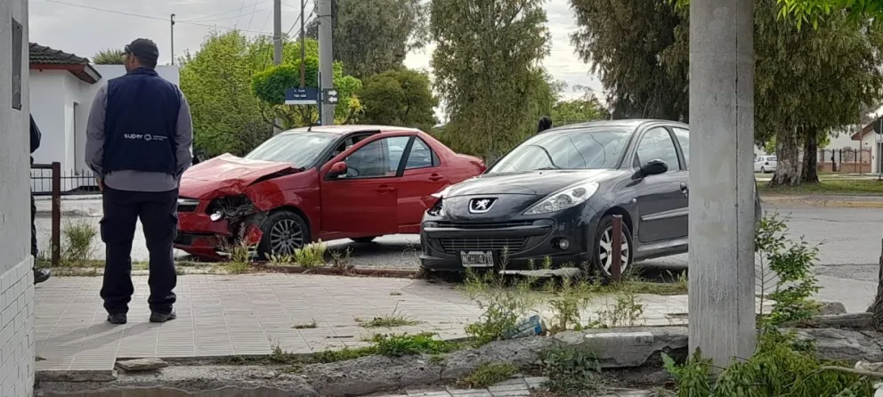 Una mujer cruzó en rojo y se produjo un tremendo choque en Zatti y Boulevard Ituzaingó