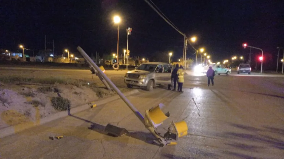 Un borracho destruyó un semáforo y tomaron la decisión de bajar fuerte multa