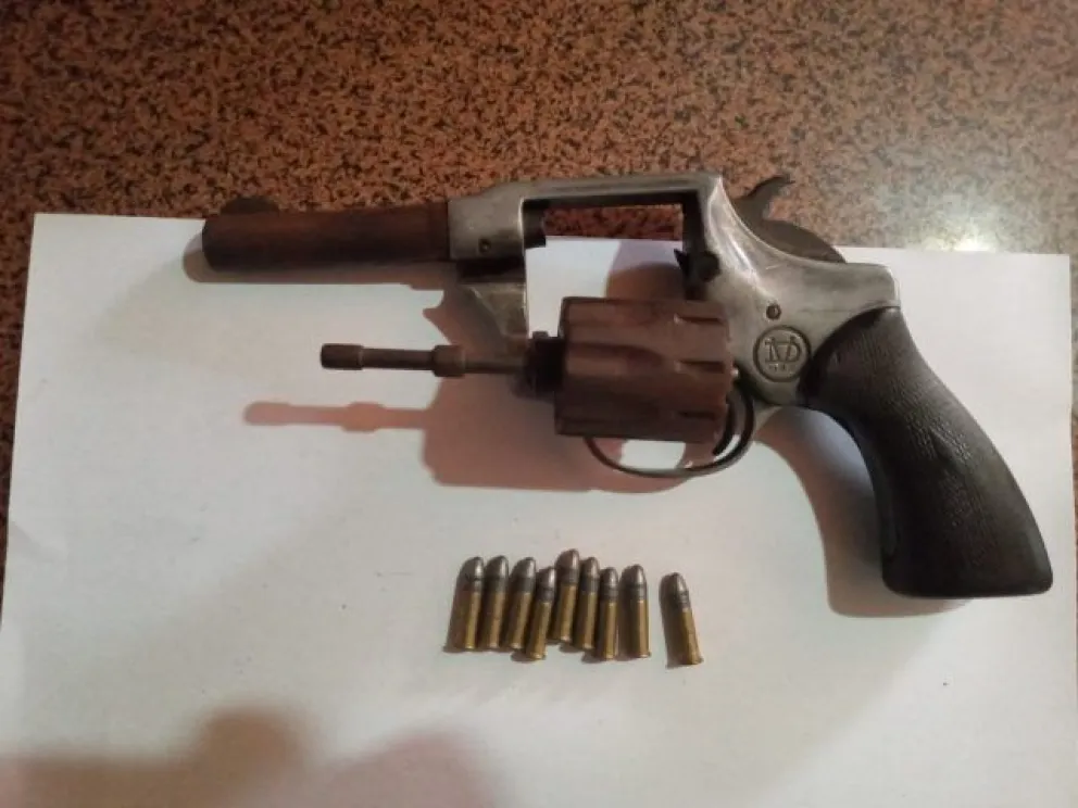 La policía detuvo a tres sospechosos, eran menores pero estaban armados hasta los dientes