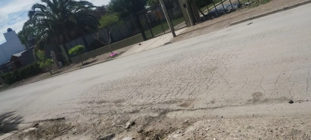 Quedan al descubierto problemas con el asfalto del barrio Santa Clara