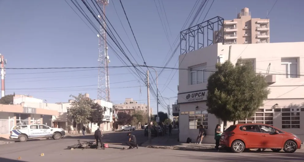 Grave accidente en el centro: una motociclista sufrió una quebradura