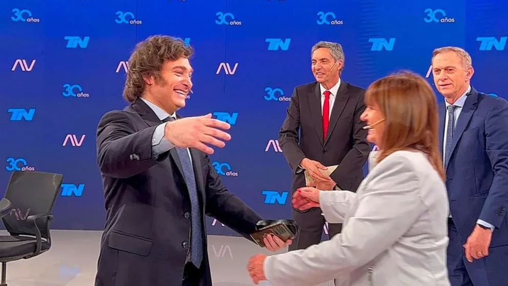 El abrazo de Milei y Bullrich tras el nuevo pacto juntos: "Coincidimos en el 90% de las ideas que tenemos"