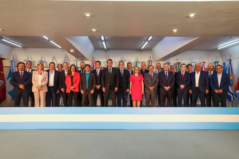 Gobernadores le brindan respaldo a Massa y advierten sobre el riesgo de un gobierno de Milei