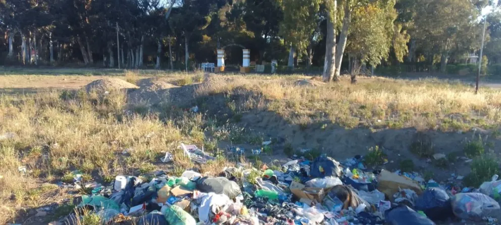 Vecinos denuncian la aparición de un pequeño basural urbano