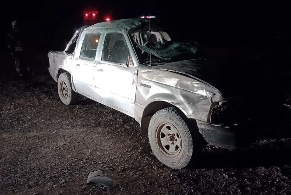 Una camioneta quedó hecha chatarra tras un violento vuelco