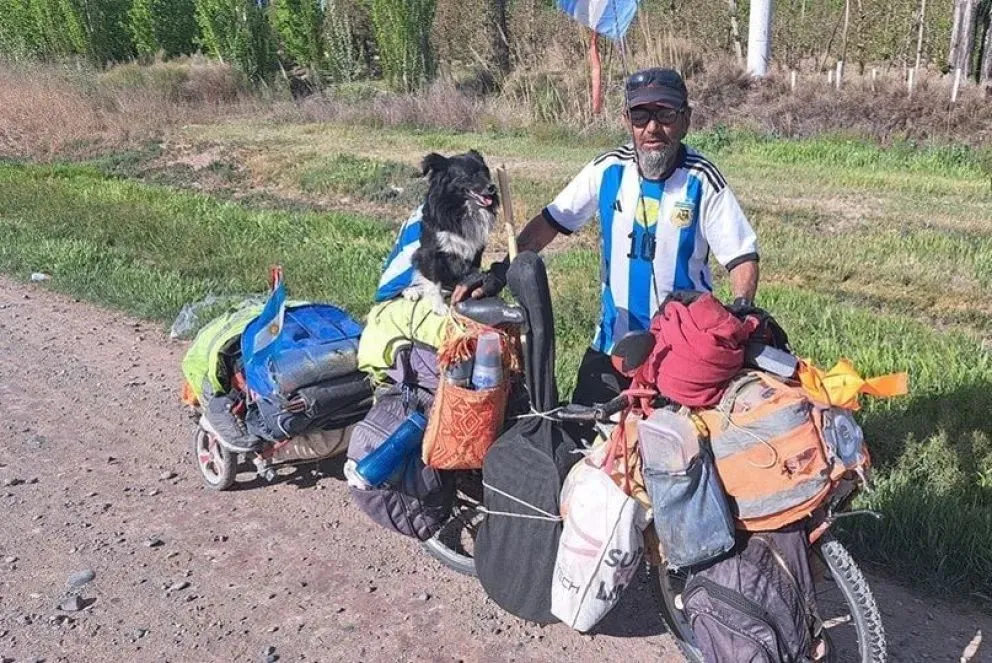 La increíble travesía de Mario y su perra “Sambita” en una bici equipada