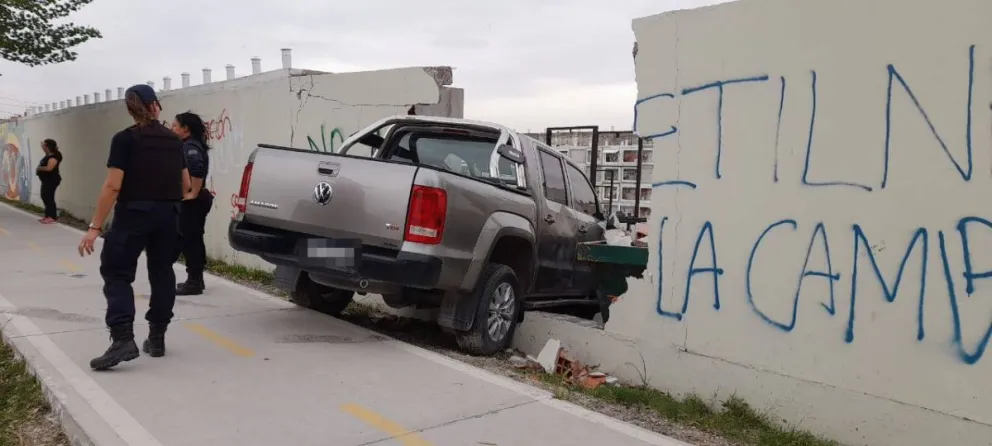 Se descompensó, perdió el control de la Amarok y destruyó el paredón del cementerio
