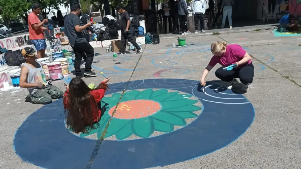Estudiantes de la ESRN 8 embellecieron el frente de la escuela