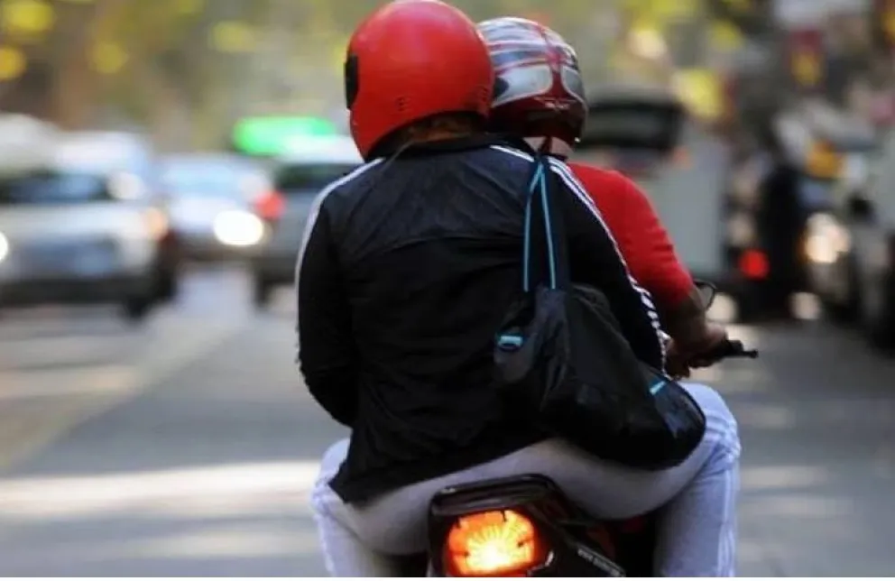 Otra de motochorros: se llevaron dinero y un arma de una camioneta