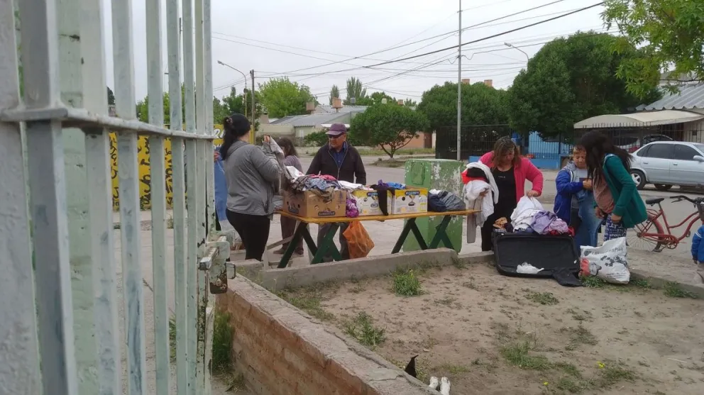 La junta Vecinal del Inalauquen abrió las puertas del ropero solidario: entregan y reciben donaciones 
