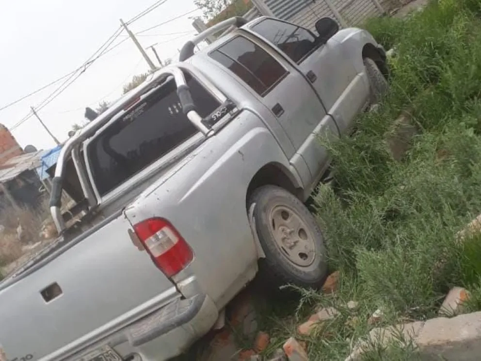 Robaron una camioneta en Patagones, le quemaron los asientos y la abandonaron en una toma de Viedma
