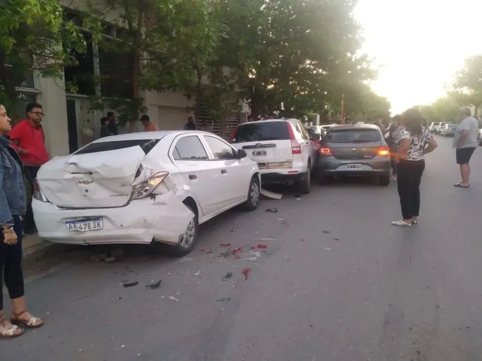 Un menor de edad sin carnet protagonizó un choque múltiple