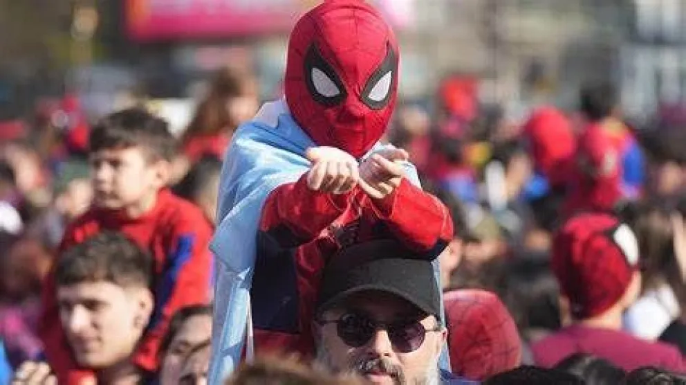 Impresionante encuentro de Hombres Araña en el Obelisco