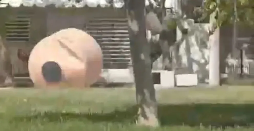 Un vecino filmó el momento cuando voló un tanque de agua