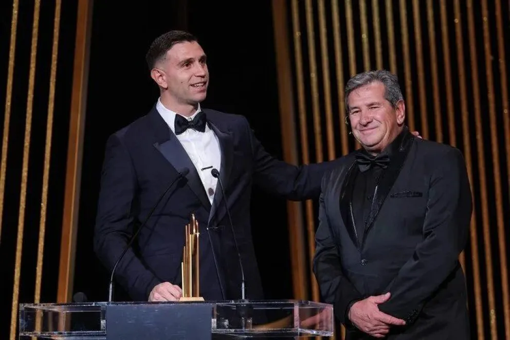 Dibu Martínez ganó el premio Lev Yashin 2023 al mejor arquero del mundo