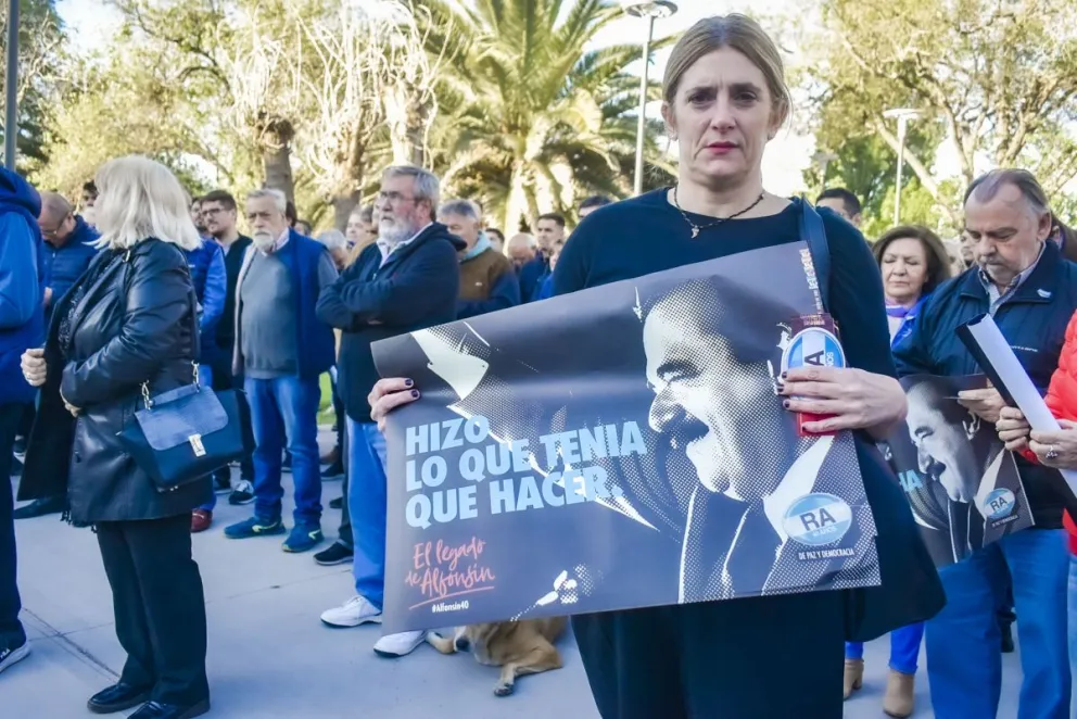 Los jardines del Ministerio de Economía fueron el escenario para un sentido homenaje a Alfonsín