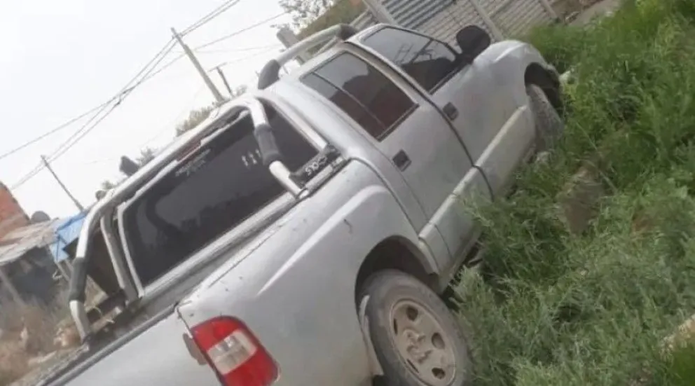 La camioneta robada había quedado sin traba y con la llave puesta 