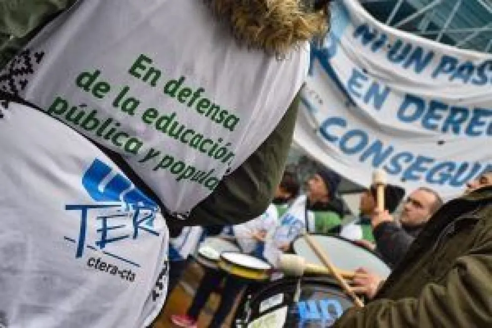Docentes de Río Negro expresar su enojo por retrasos en el cobro de sus salarios