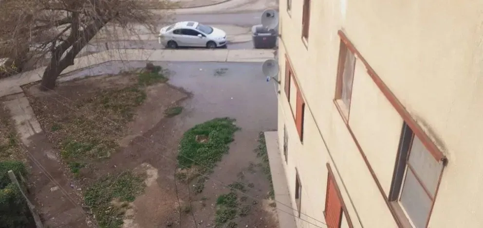 Policías encontraron manchas de sangre en una de las escaleras. Foto archivo.