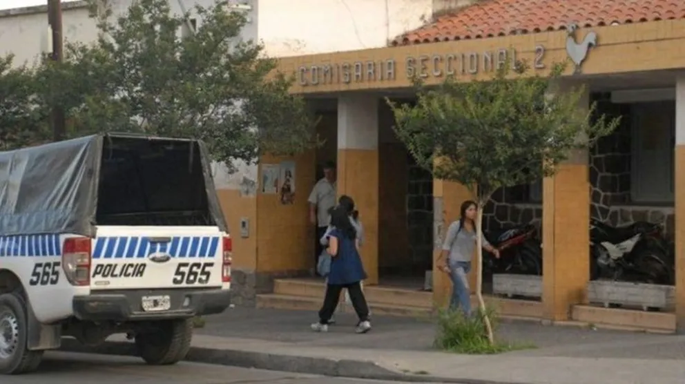 Terrible: le pegó un ladrillazo en la cabeza a una mujer porque su marido la miraba