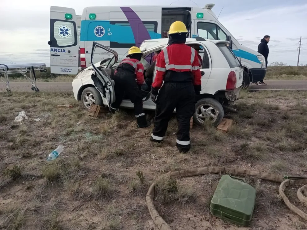 Un conductor se quedó dormido, volcó y fue internado en grave estado