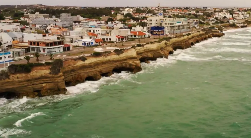  Una marea extraordinaria en Las Grutas acaparó la atención de los vecinos: el video