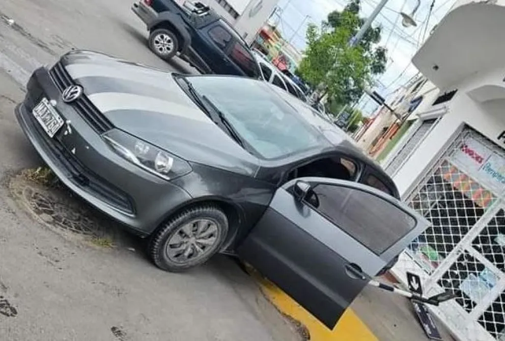 Chocaron en el centro de Patagones: un auto rompió un cartel nomenclador y quedó a centímetros de una pañalera
