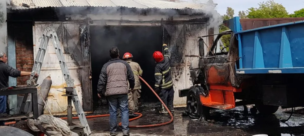 Aparatoso incendio en un galpón al fondo de la ciudad: bomberos trabajan a contrarreloj