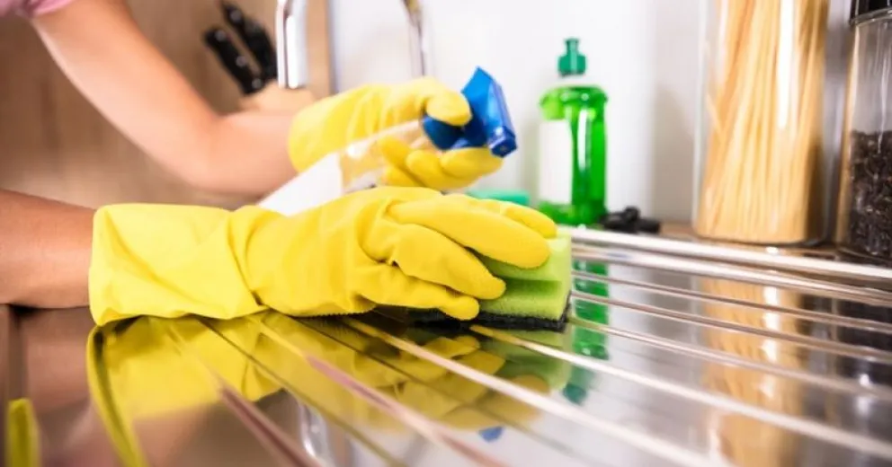 Truco casero para desengrasar la cocina con vinagre y limón