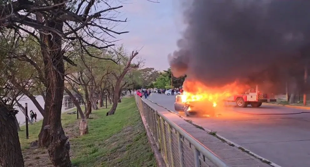 Transitaban por la costanera y se les prendió fuego el automóvil 