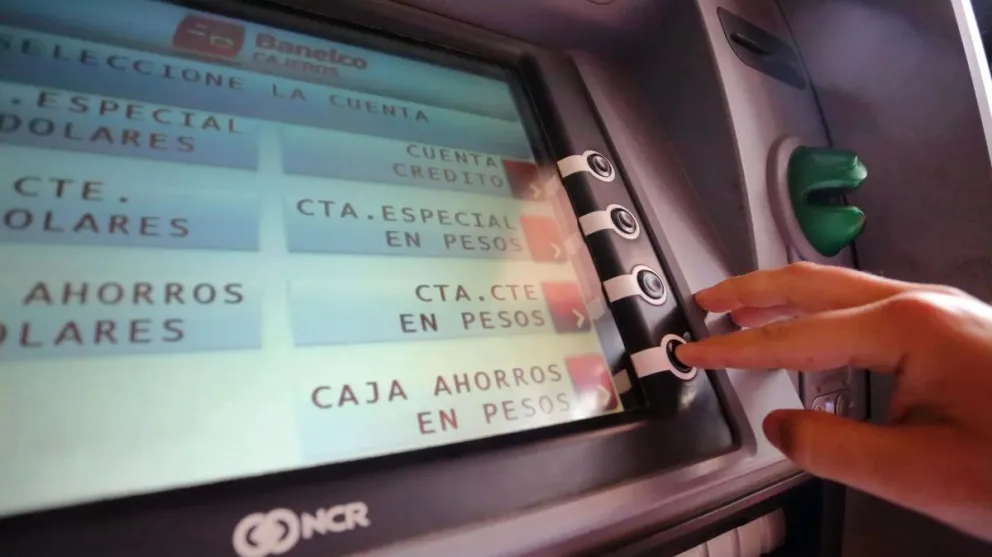 Los policías y penitenciarios cobrarán este sábado debido al día bancario