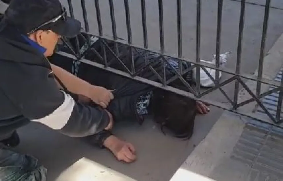 De no creer: una mujer se quedó encerrada en el cementerio