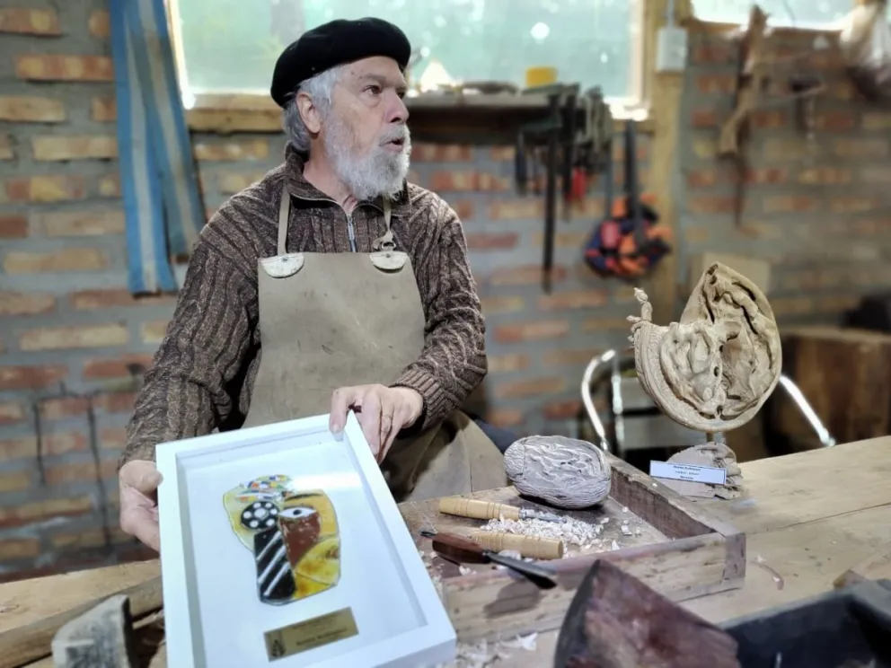 Un rionegrino fue premiado a nivel internacional por su arte en madera 