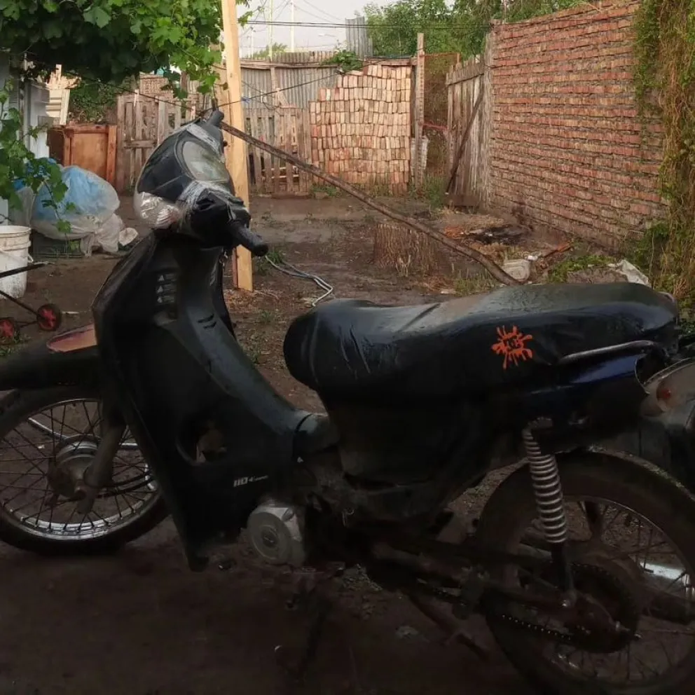 Viedma: delincuentes rompieron un candado en plena madrugada y se robaron una moto 