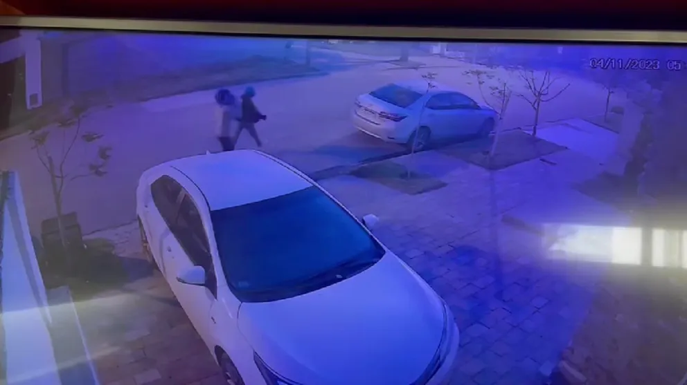 Dos encapuchados le robaron una rueda a un vecino y quedaron escrachados