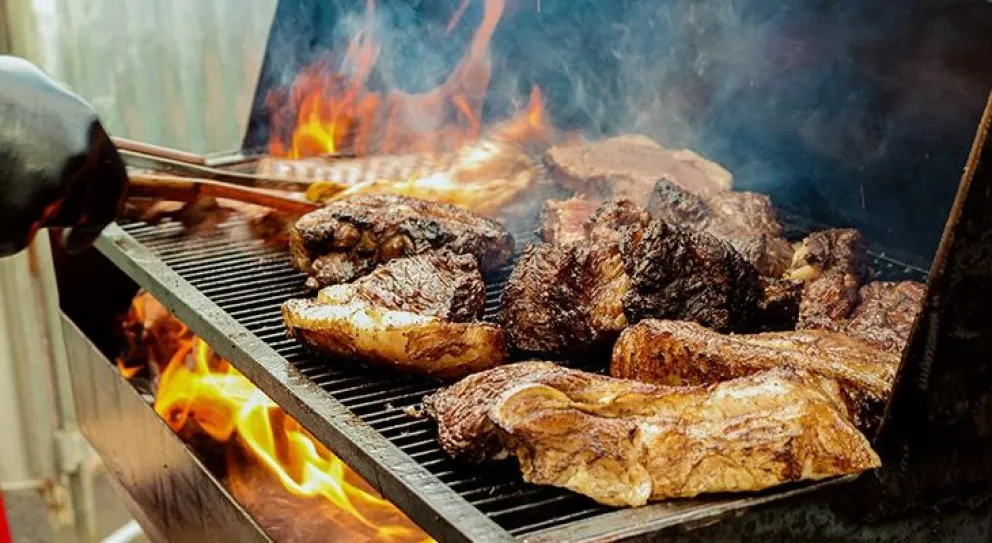 Un oficial de policía fue condenado por dejar salir a un preso a cambio de un asado 