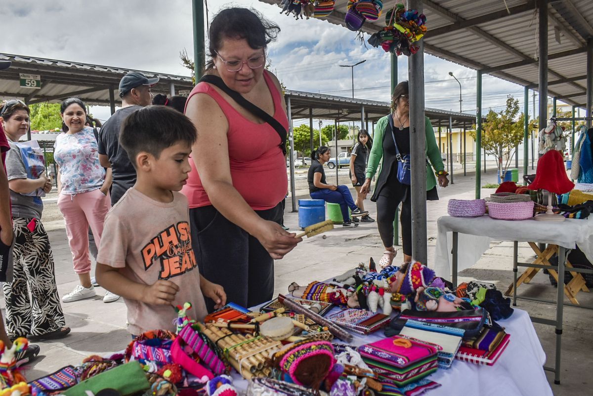 La Feria de Artesanos debutó con gran acompañamiento de vecinos en una ...
